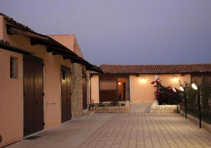 Agriturismo La Fiumara Villa โนโต ภายนอก รูปภาพ